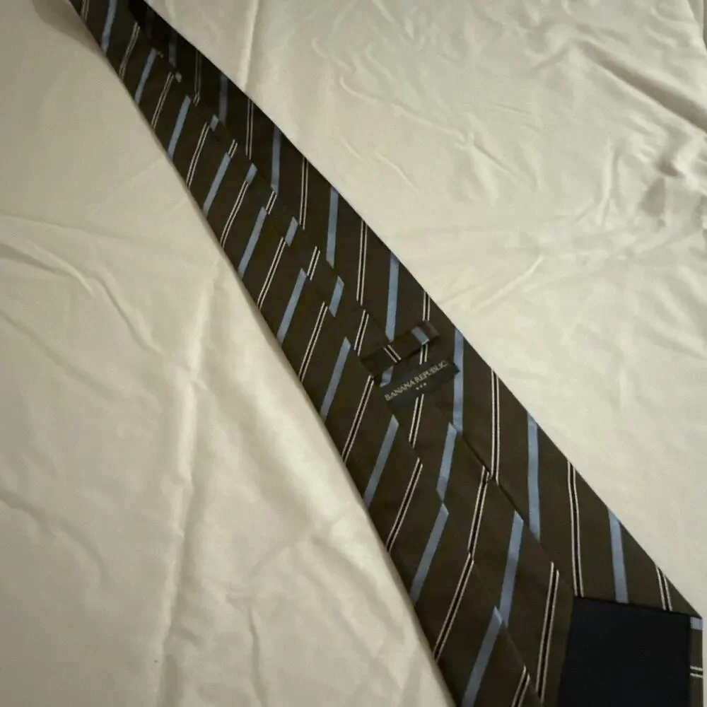 1801 ) BANANA REPUBLIC MEN'S TIE 100% SILK MADE IN ITALY